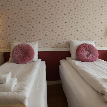 Hotel Pensionat Granparken Norrtälje Buitenkant foto
