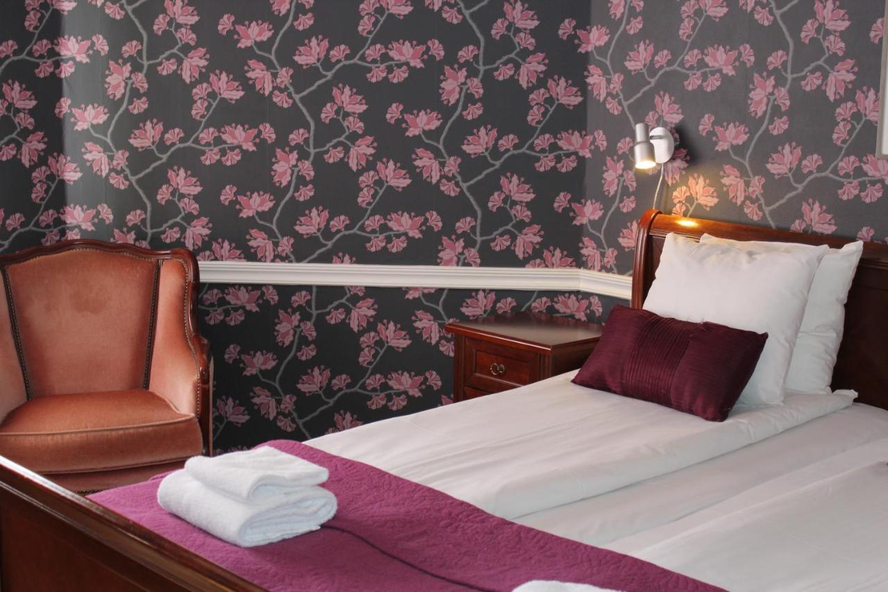 Hotel Pensionat Granparken Norrtälje Buitenkant foto
