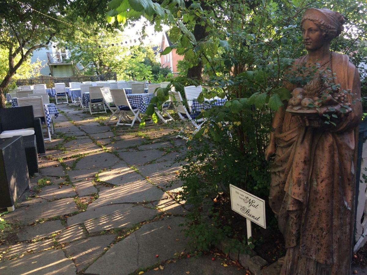 Hotel Pensionat Granparken Norrtälje Buitenkant foto